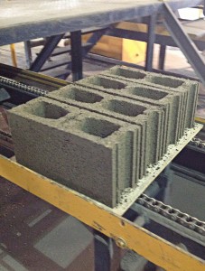 bloques de hormigón realizados con plásticos reciclados