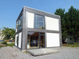 BaleHaus es un edificio prefabricado de dos plantas construido con balas de paja y revestimientos de cáñamo en el campus de la Universidad de Bath