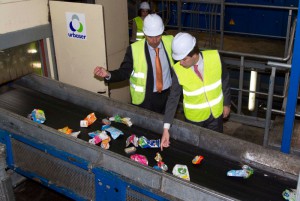 Consejero en visita planta reciclaje