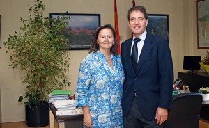 La directora general de Calidad e Impacto Ambiental de la Consejería de Agricultura, Matilde Basarán, con el director general de Ecoembe, Óscar Martín. Foto: Álvaro Ruiz // JCCM