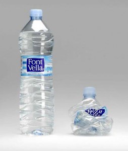 Font Vella lanza una botella fabricada íntegramente con plástico reciclado  de otras botellas