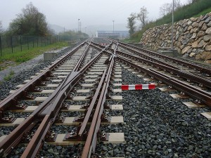 Azvi desarrolla un material compuesto para fabricar vías ferroviarias con neumáticos reciclados