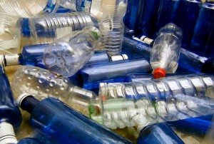 Botellas de PET recicladas para fabricar papel fotodegradable