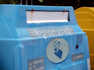 Contenedor de reciclaje de papel y cartón