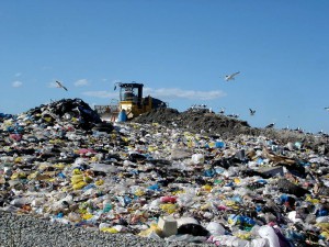 Entre el 22y el 43% de todo el plástico que se usa en el mundo termina en los vertederos