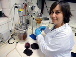 Una investigadora viguesa convierte residuos agroindustriales en productos de alto valor añadido