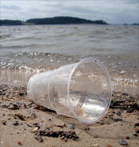Cada año se arrojan al mar entre 4,8 y 12,7 millones de toneladas de residuos plásticos 
