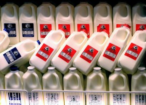 El reciclaje de envases de leche para fabricar nuevas botellas es una víctima colateral de la caída del precio del petróleo