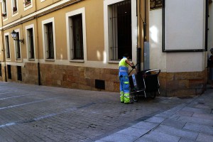 El estudio de la OCU ha analizado el estado de la limpieza viaria en 60 ciudades españolas