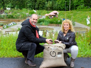 Acuerdo para suministrar compost obtenido de la recogida selectiva en Gipuzkoa a la red de huertos ecológicos de Kutxa Ekogunea