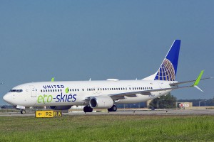 Aviones de United Airlines volarán con combustible elaborado a partir de residuos