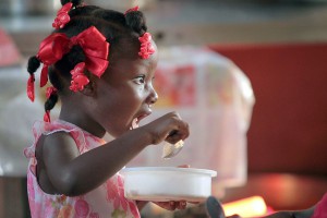 Cada año mueren 125.000 niños en el mundo por consumir alimentos contaminados