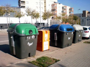 Sabadell amplía su parque de contenedores de reciclaje de aceite de cocina usado