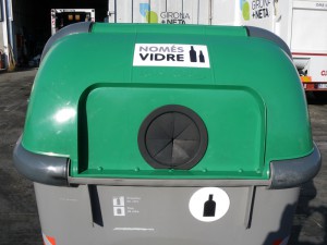 Contenedor vidrio con tapa cambiada en Girona