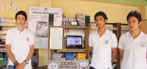 Estudiantes con el prototipo de separación de residuos