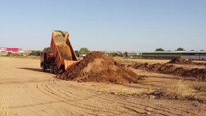 Agricultores denuncian el vertido de tierras del incindio de Chiloeches en sus parcelas