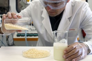 obtienen el primer bioplástico a partir de suero de leche