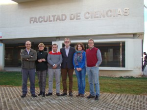 Miembros del Grupo de Química Analítica y Electroquímica de Materiales frente a la Facultad de Ciencias de la UVa.