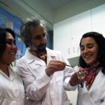 Dos investigadoras chilenas trabajan en la producción de bioplástico a partir de bacterias