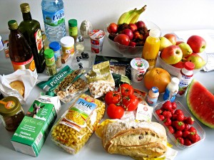 Es necesario mejorar la concienciación de los consumidores para evitar el despilfarro de alimentos. Foto: epSos.de en Flickr (cc)