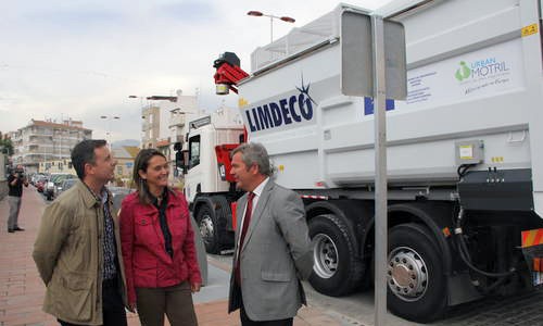 Un minuto para recoger los residuos de los contenedores soterrados de Motril