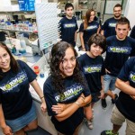 Jóvenes científicos trabajan en la combinación de bacterias y gusanos para obtener bioplásticos