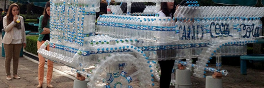 México: estudiantes de Diseño Industrial ganan un concurso de esculturas con botellas recicladas