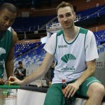 Unicaja Baloncesto y Ecopilas promueven el reciclaje de pilas entre la afición malagueña