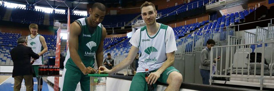 Unicaja Baloncesto y Ecopilas promueven el reciclaje de pilas entre la afición malagueña