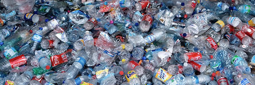 ¿Cuánto contamina una botella de plástico?