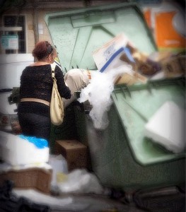 La nueva Ordenanza municipal de Limpieza de Sevilla prevé sanciones para aquellas personas que hurguen en los contenedores de residuos