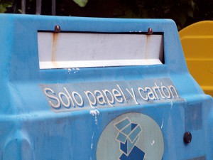 Contenedor azul para el reciclaje de papel y cartón