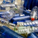 Botellas de plástico recicladas para fabricar papel fotodegradable