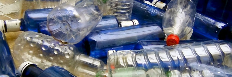 Botellas de plástico recicladas para fabricar papel fotodegradable