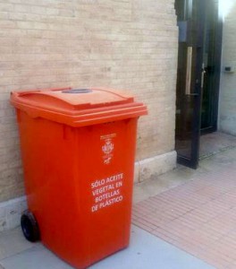Valencia instala más de 200 nuevos contenedores de reciclaje de pilas y aceite usado
