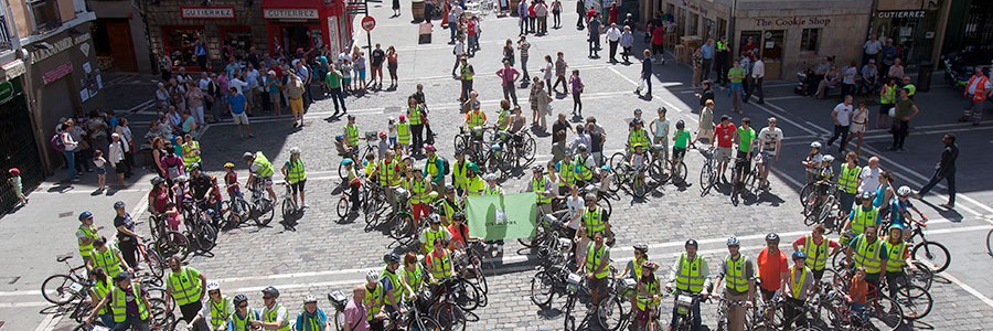 Arranca el proyecto LIFE+ RESPIRA con una gran bicicleta humana por la movilidad sostenible