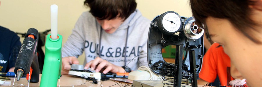 Escolares de Pamplona aprenden a reciclar creando instrumentos musicales