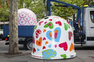 Agatha Ruiz de la Prada decora contenedores de reciclaje de vidrio durante la Semana de la Moda de Madrid