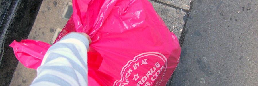 Los supermercados ingleses comienzan a cobrar por las bolsas de plástico