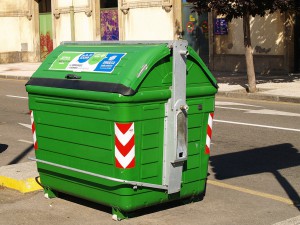 EMULSA caracterizó un contenedor de fracción resto para comprobar la cantidad de residuos reciclables que se tiran a la basura