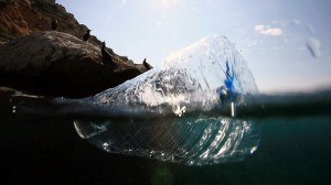 Los residuos plásticos del mar se podrían aprovechar para fabricar ropa y complementos