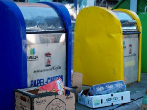 Una empresa de economía social recogerá puerta a puerta el cartón comercial de Gijón