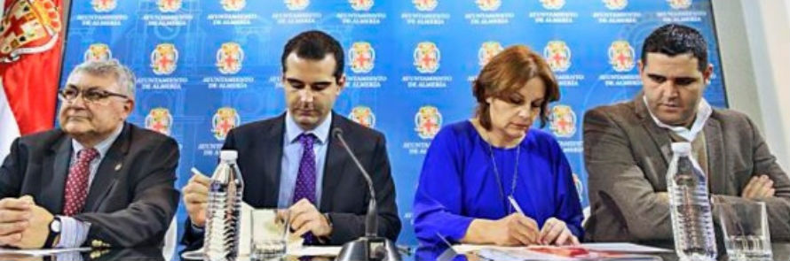 Convenio entre Ayuntamiento de Almería y Cáritas Koopera para poner contenedores de ropa