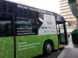 Autobús eléctrico rotulado con la Conferencia de Sostenibilidad