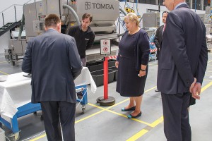 TOMRA Sorting Solutions muestra su planta de Eslovaquia a la primera ministra Noruega