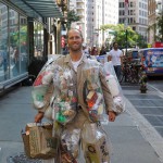 Activismo de guerrilla: se hace un traje con la basura que genera en un mes