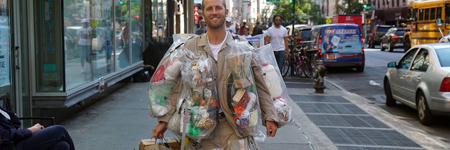 Activismo de guerrilla: se hace un traje con la basura que genera en un mes