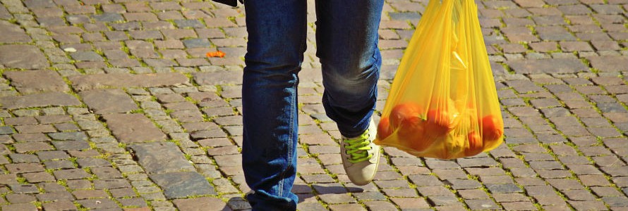 Entra en vigor en Cataluña la obligatoriedad de pagar las bolsas de plástico en los comercios