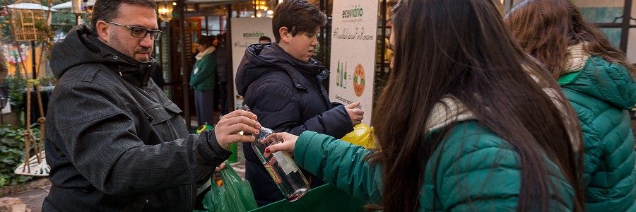 Miles de ciudadanos reciben un roscón de reyes al reciclar el vidrio de las navidades
