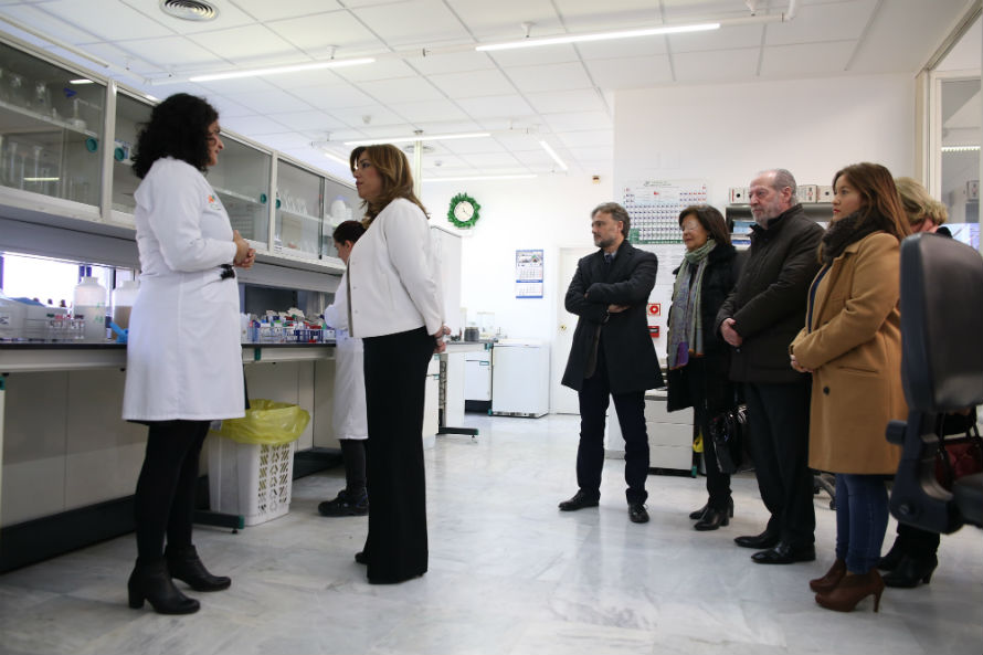 La presidenta de la Junta de Andalucía atiende a la información sobre los detalles más innovadores de la planta. 